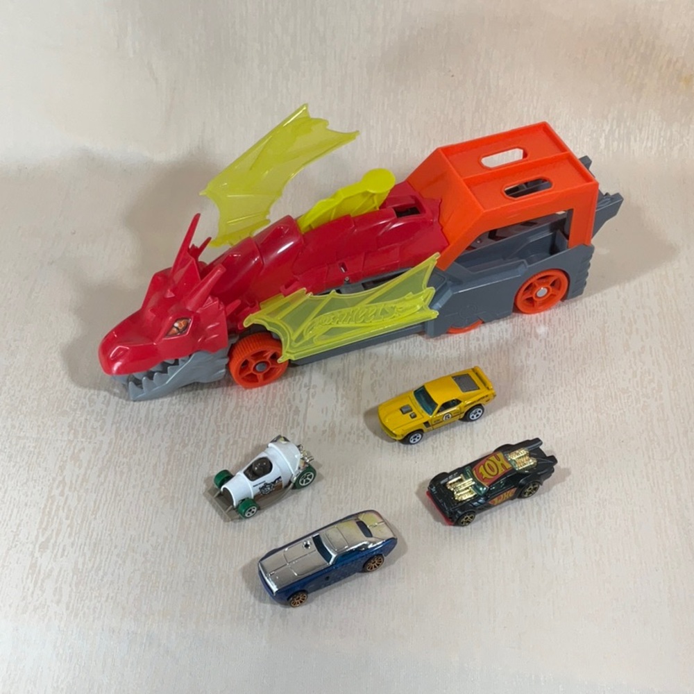 Hot Wheels City Dragon Launch Transporter 2020 includes 4 cars